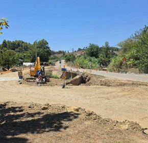 Δήμος Ανδρίτσαινας-Κρεστένων: Κατεδάφιση της παλιάς γέφυρας στην είσοδο της Δ.Κ. Πλουτοχωρίου