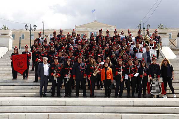 Φιλαρμονικη Λεχαινων με τον Αντισημαρχο Κεκατο διον και μελη ντου συμβουλιου
